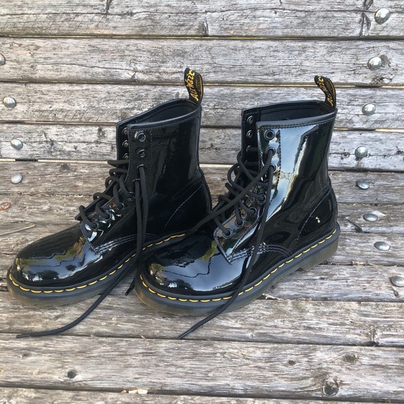dr martens women's 1460 patent